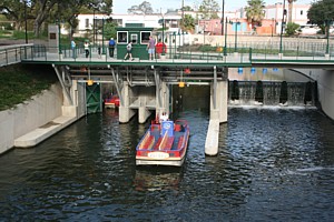 Le nouveau secteur du Riverwalk est également accessible par bateau-taxi, grâce aux écluses. Le nouveau secteur du Riverwalk est également accessible par bateau-taxi, grâce aux écluses.