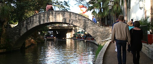 Beaucoup de l'animation se concentre autour de la rivière San Antonio et sa promenade piétonne, le River Walk. Beaucoup de l'animation se concentre autour de la rivière San Antonio et sa promenade piétonne, le River Walk.
