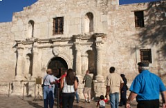 La Mission d' Alamo est l' un des sites les plus visités au Texas, parce qu'elle a été le siège d' une bataille héroique La Mission d' Alamo est l' un des sites les plus visités au Texas, parce qu'elle a été le siège d' une bataille héroique