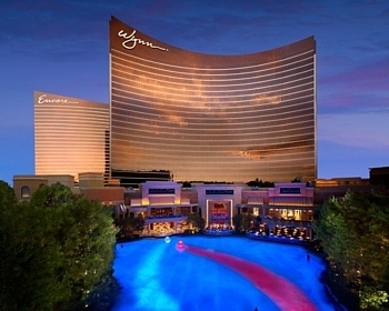 Vue générale de l'hôtel Wynn Las Vegas, avec le Lake of Dreams en avant-plan.(crédit photo Barbara Kraft)