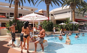 Le club de jour à la piscine du Wynn Encore attire une clientèle jeune, branchée et festive.