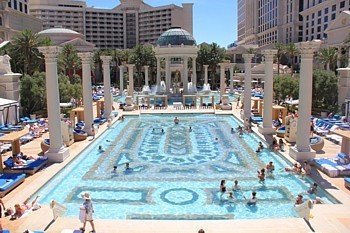 Le Jardin des dieux, au Caesar's Palace, englobe 7 piscines.