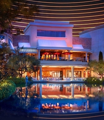 Restaurant de l'hôtel Wynn, en bordure du 'Lake of Dreams'. (crédit photo Barbara Kraft)