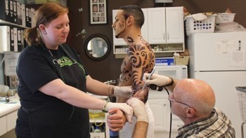 Dans les coulisses du spectacle Love, tandis qu'on prépare le long maquillage corporel du personnage du 'Walrus'.