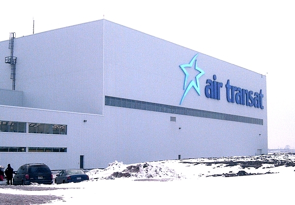 Le hangar , jouxtant les pistes de l'aéroport Montréal Trudeau
