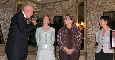 Serge Lamarre, Nancy Abott et Renée Wilson de Vox International entourent Brigitte Walsh (robe) du Bureau du Tourisme et des Voyages du Massachusetts