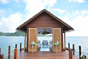 Mariages : Sandals Resorts dévoile la première Chapelle sur l'eau des Caraïbes