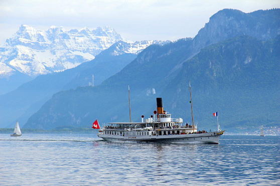 Les croisières CGN possèdent 17 bateaux, dont 8 navires "Belle époque", qui relient les villes autour du lac.