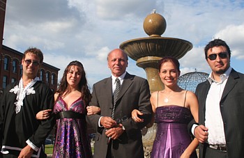 L'équipe d'Aviatours:Le président, Patrice Malacort, en compagnie de Saliha et Cindy (agents) et des deux délégués commerciaux, Jean-Philippe Brosseau (gauche) et Oualid Chourak.