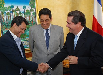 De gauche à droite, Félix Jiménez, ancien ministre du Tourisme, César Pina Toribio, secrétaire de la présidence de la République dominicaine et Francisco Javier Garcia,   le  nouveau ministre du Tourisme