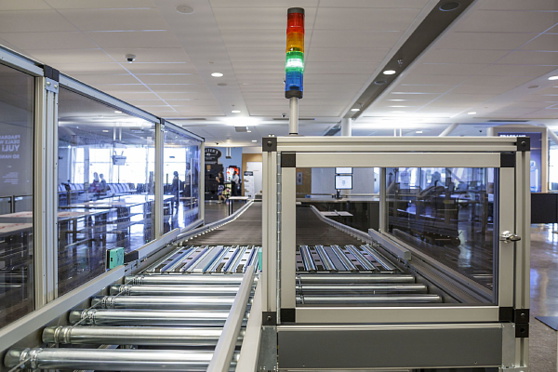 Dérouteur de bagages motorisé qui envoie les bagages rejetés vers une voie en vue d’un contrôle supplémentaire. (Groupe CNW/Administration canadienne de la sûreté du transport aérien (ACSTA) Dérouteur de bagages motorisé qui envoie les bagages rejetés vers une voie en vue d’un contrôle supplémentaire. (Groupe CNW/Administration canadienne de la sûreté du transport aérien (ACSTA)