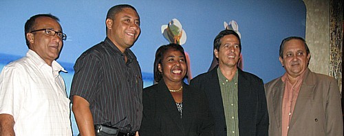 Entourant Rosa Adela Mejias Jimenez,  Pedro Gutiérrez Rodriguez de la province Ciego de Avila,  Luis Armando Gonzalez Fraser, délégué de Cayo Coco et Cayo Guillermo, Humberto Pérez Ramirez, directeur adjoint au tourisme de Ciego de Avila; Luis Bàez