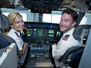 Porter Airlines sensibilise le public au cancer du sein avec des épaulettes roses dans le cadre de la campagne «Fly Pink» Porter Airlines sensibilise le public au cancer du sein avec des épaulettes roses dans le cadre de la campagne «Fly Pink»