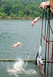 Chine: des toilettes transparentes au lac Shiyan