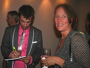 Les musiciens ont signé quelques autographes, comme ici avec Caroline Monaco, de Vision 2000. Les musiciens ont signé quelques autographes, comme ici avec Caroline Monaco, de Vision 2000.