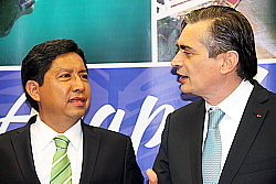 Jesus Radilla Calderon, sous-secrétaire à la promotion touristique pour l'état de Guerrero et Agustin Garcia-Lopez Loaeza, ambassadeur du Mexique au Canada