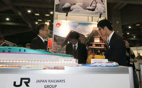 Les trains en vedette dans l'immense kiosque du Japon.