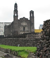 Place des trois cultures: l'église Santiago