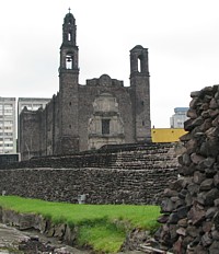 Place des trois cultures: l'église Santiago Place des trois cultures: l'église Santiago