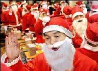 Au Japon, des pères de famille apprennent à jouer au Père Noël Au Japon, des pères de famille apprennent à jouer au Père Noël