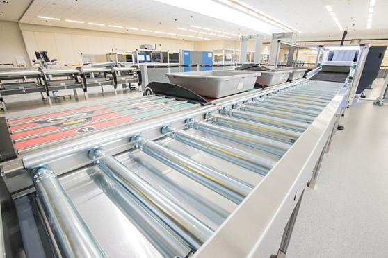 Stations améliorées pour le retrait des articles (Photo par Chris Bolin) (Groupe CNW/Administration canadienne de la sûreté du transport aérien (ACSTA) Stations améliorées pour le retrait des articles (Photo par Chris Bolin) (Groupe CNW/Administration canadienne de la sûreté du transport aérien (ACSTA)