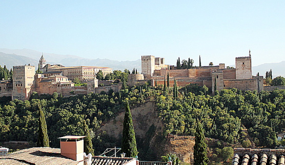 La vue sur l’Alhambra à partir de la place devant l’église San Nicolas. La vue sur l’Alhambra à partir de la place devant l’église San Nicolas.