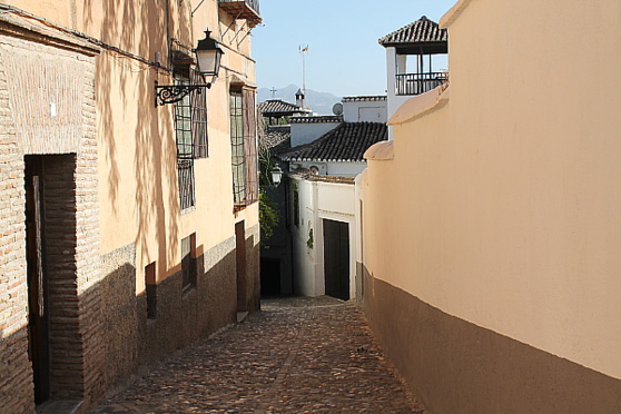 Une rare rue déserte du quartier Albaicin. Les galets ne rendent pas le déplacement sur roue fort agréable. Une rare rue déserte du quartier Albaicin. Les galets ne rendent pas le déplacement sur roue fort agréable.
