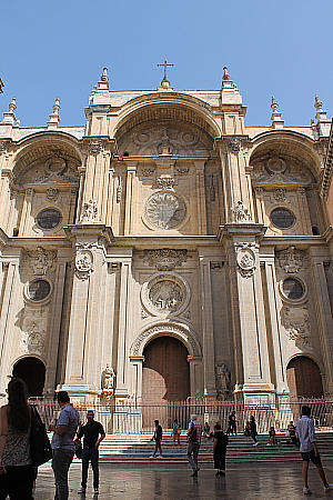 La cathédrale de Grenade est entourée de petites rues qu’il fait bon découvrir. L’entrée dans le temple est payante pour les touristes.