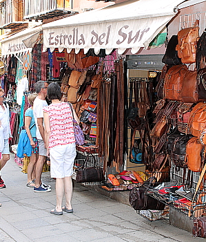 Parfaites pour ceux qui veulent magasiner, les rues de Grenades offre à la fois des boutiques de spécialités locales et de grands magasins de marque.