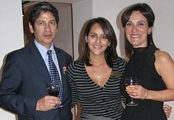 Camilo Aguilar, président et Patricia Peres, directrice générale de Canandes entourant leur fille Karen
