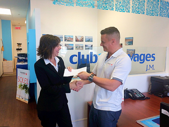 Annie Poirier, Club Voyages J.M. en compagnie David Côté, chef de secteur des ventes chez VAC, qui lui remet ses billets pour le concert de Céline Dion Annie Poirier, Club Voyages J.M. en compagnie David Côté, chef de secteur des ventes chez VAC, qui lui remet ses billets pour le concert de Céline Dion