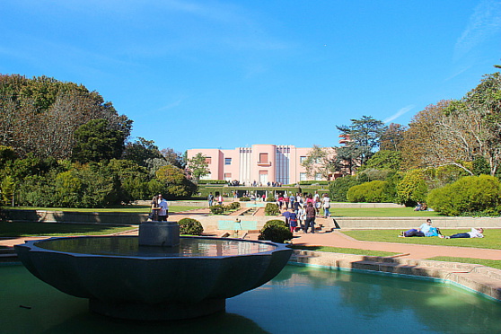La Fondation Serralves; pour son musée d'art contemporain et ses jardins