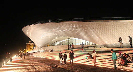 Annoncé partout en ville, le nouveau MAAT suscite beaucoup d'attentes Annoncé partout en ville, le nouveau MAAT suscite beaucoup d'attentes