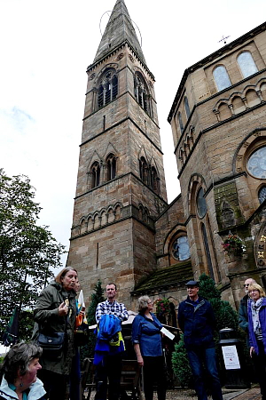 Ann Laird devant l'église de Kelvinside.