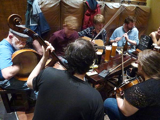 Surchauffe au pub Ben Navis. Surchauffe au pub Ben Navis.