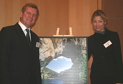 Caroline Putnoki, Directrice Maison de la France au Canada et Marc Béchet, Directeur général du Comité Régional du Tourisme Rhône-Alpes. Caroline Putnoki, Directrice Maison de la France au Canada et Marc Béchet, Directeur général du Comité Régional du Tourisme Rhône-Alpes.