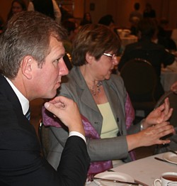 Marc Béchet, en grande discussion avec Isabelle Sparer, de Vacances Transat Marc Béchet, en grande discussion avec Isabelle Sparer, de Vacances Transat