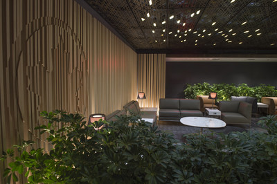 Air Canada inaugure à l'aéroport Montréal-Trudeau un nouveau salon Feuille d'érable pour les vols internationaux, qui met en vedette le design et le savoir-faire canadien et québécois Air Canada inaugure à l'aéroport Montréal-Trudeau un nouveau salon Feuille d'érable pour les vols internationaux, qui met en vedette le design et le savoir-faire canadien et québécois