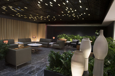 Air Canada inaugure à l'aéroport Montréal-Trudeau un nouveau salon Feuille d'érable pour les vols internationaux, qui met en vedette le design et le savoir-faire canadien et québécois Air Canada inaugure à l'aéroport Montréal-Trudeau un nouveau salon Feuille d'érable pour les vols internationaux, qui met en vedette le design et le savoir-faire canadien et québécois