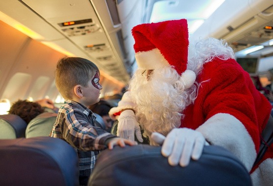 Une centaine d'enfants malades rencontrent le père Noël sur un vol d'Air Transat Une centaine d'enfants malades rencontrent le père Noël sur un vol d'Air Transat