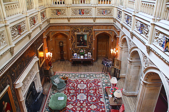 Plusieurs pièces du château de Highclere ont servi pour le tournage de la télésérie Downton Abbey