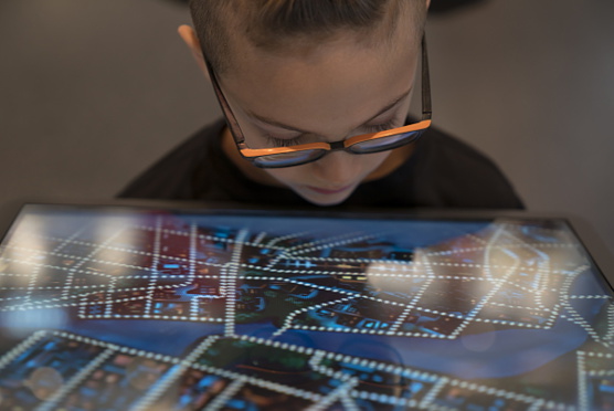 Une installation Air Transat signée Moment Factory à l'aéroport Montréal-Trudeau Une installation Air Transat signée Moment Factory à l'aéroport Montréal-Trudeau