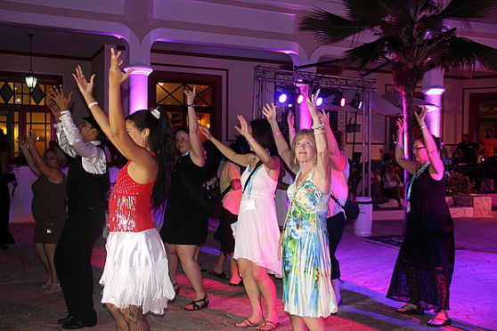 Les agents de voyage se sont laissés entraînés par la musique et la bonne humeur cubaines. Les agents de voyage se sont laissés entraînés par la musique et la bonne humeur cubaines.