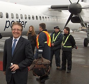 Robert Deluce, PDG de Porter Airlines, lors du vol inaugural de Montréal en 2006