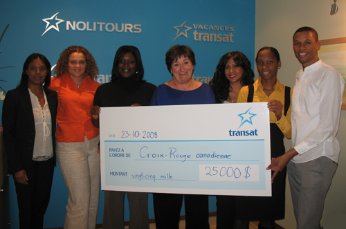 Lina De Cesare, présidente, Voyagistes, Transat A.T. inc., entourée des employés de Transat Tours Canada et d’Air Transat qui ont organisé les activités de financement