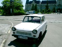 Les 'safaris' en Trabi, voiture symbole de la RDA, font fureur à Berlin Les 'safaris' en Trabi, voiture symbole de la RDA, font fureur à Berlin