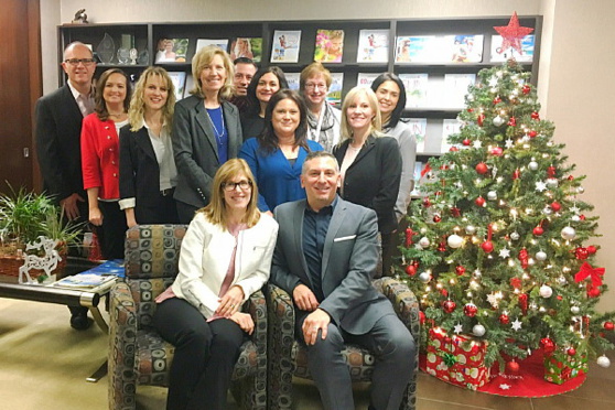 Rangée supérieure : Disney : Hayden Yates, directeur des ventes et du marketing pour l’industrie du voyage; Lynn Clark, vice-présidente, ventes et marketing international et ventes pour la région touristique du sud de la Californie; Marlie Morrison, directrice générale, ventes et marketing; et Mel Crawford, directrice, contenu des relations. Vacances Air Canada : Luigi Iannello, directeur principal, stratégies et développement commercial; Dina Carlucci, directrice, publicités et promotions; Nancy Jeronimo, chef de service, développement de produits; Kathy Mooney, directrice, développement de produits croisières; et Selma Filali, directrice principale, marketing et commerce électronique. Disney : Shannon Abbott, chef de service, marketing pour l’industrie du voyage. Rangée inférieure : Jennifer Rayment, directrice des ventes en gros, Disney,  et Nino Montagnese, directeur général, marchés Soleil, Vacances Air Canada. Rangée supérieure : Disney : Hayden Yates, directeur des ventes et du marketing pour l’industrie du voyage; Lynn Clark, vice-présidente, ventes et marketing international et ventes pour la région touristique du sud de la Californie; Marlie Morrison, directrice générale, ventes et marketing; et Mel Crawford, directrice, contenu des relations. Vacances Air Canada : Luigi Iannello, directeur principal, stratégies et développement commercial; Dina Carlucci, directrice, publicités et promotions; Nancy Jeronimo, chef de service, développement de produits; Kathy Mooney, directrice, développement de produits croisières; et Selma Filali, directrice principale, marketing et commerce électronique. Disney : Shannon Abbott, chef de service, marketing pour l’industrie du voyage. Rangée inférieure : Jennifer Rayment, directrice des ventes en gros, Disney,  et Nino Montagnese, directeur général, marchés Soleil, Vacances Air Canada.