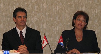 La Vice ministre du tourisme Maria Elena Lopez Reyes en compagnie d'un représentant du consulat