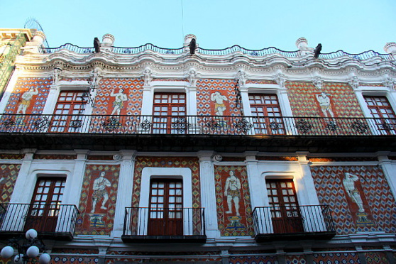Le quartier historique est rempli de bâtiments baroques, décorés de céramiques et de briques