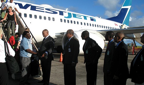 A leur arrivée à Bridgetown, les passagers de ce vol inaugural ont été accueillis par de nombreux journalistes et dignitaires, dont l'Honorable Richard L. Sealy, Ministre du tourisme. (le premier dans la ligne) A leur arrivée à Bridgetown, les passagers de ce vol inaugural ont été accueillis par de nombreux journalistes et dignitaires, dont l'Honorable Richard L. Sealy, Ministre du tourisme. (le premier dans la ligne)
